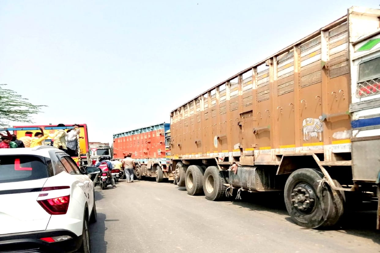 Jam on Chambal bridge, Truck broke down on Etawah-Gwalior highway, vehicles kept crawling for hours