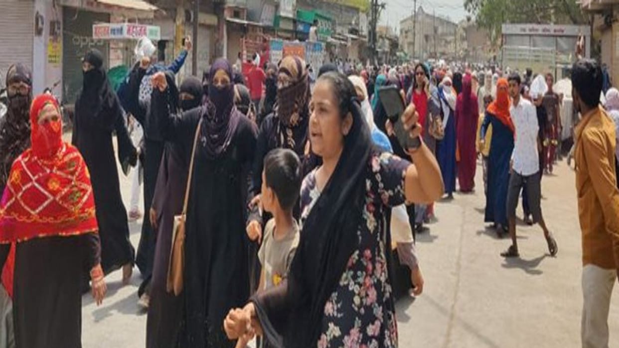 Khargone: Muslim women raised questions on police action, accusing them of misbehaving by entering homes late at night