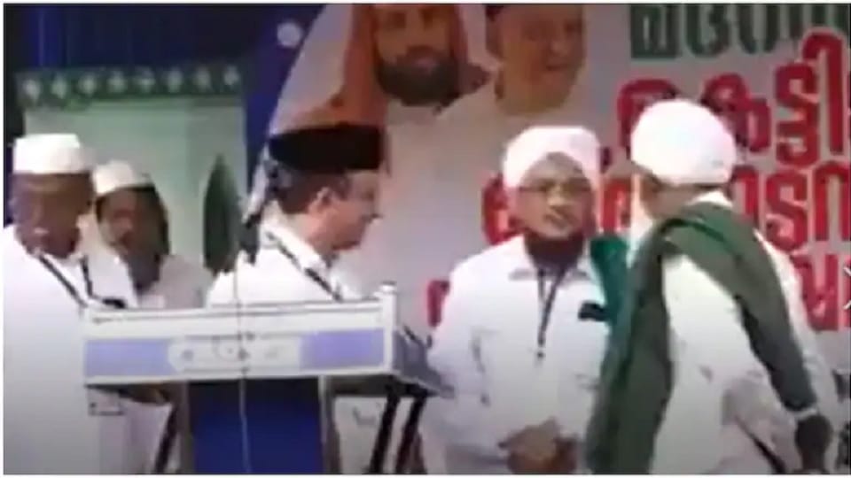 Kerala: Inviting the girl student on the stage to receive award, Muslim leader was shocked, publicly reprimanded the organizers