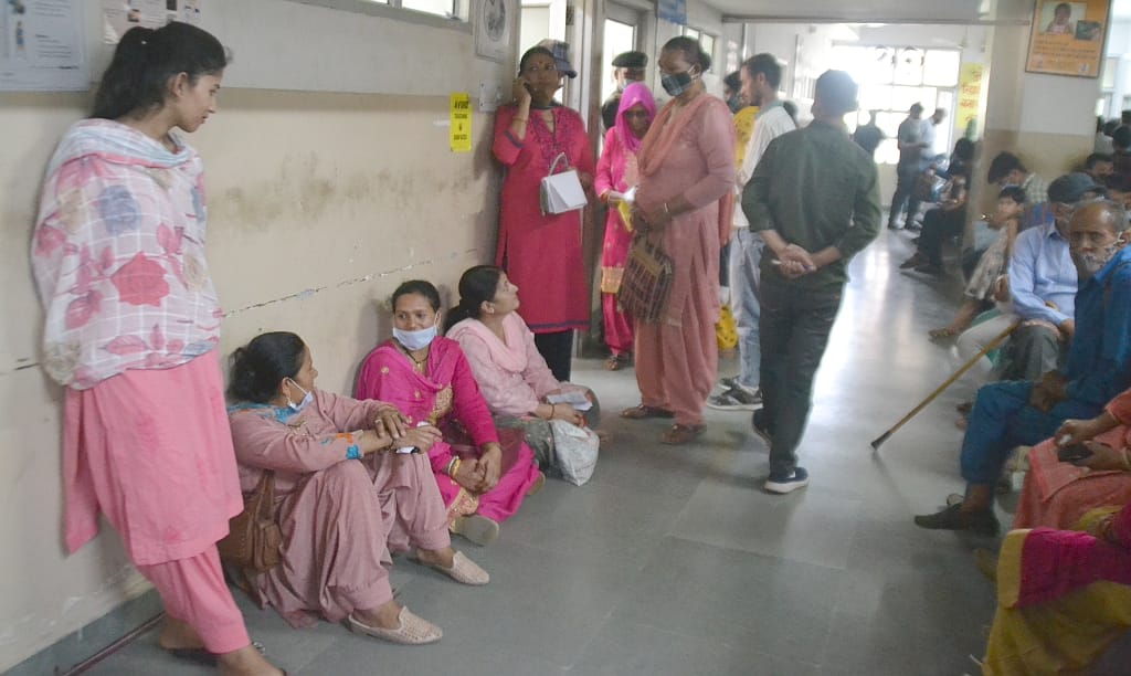 no facility in medicine opd of nahan medical college- patient and people facing problem