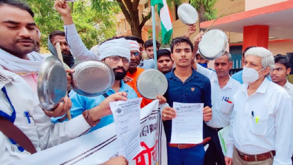 Chhatarpur: Rally taken out by playing a plate in protest against rising unemployment, memorandum submitted to the President