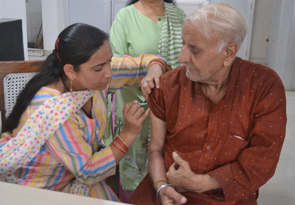 727 people vaccinated with corona vaccine in sirmaur district on wednesday