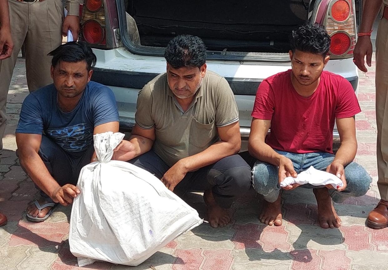 After the encounter, three cow smugglers were caught in the car, the cow was freed