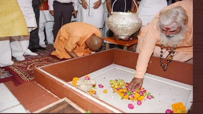 PHOTOS: CM Yogi became emotional after seeing the valor of martyrs, then reached Aughadnath temple to pay floral tribute