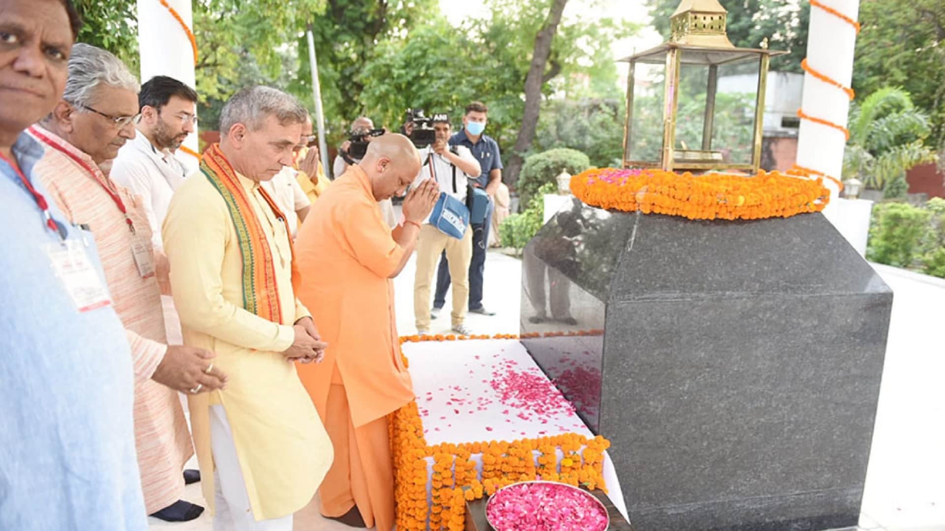 Meerut News: Chief Minister Yogi Adityanath became emotional after seeing bravery of martyrs see photos