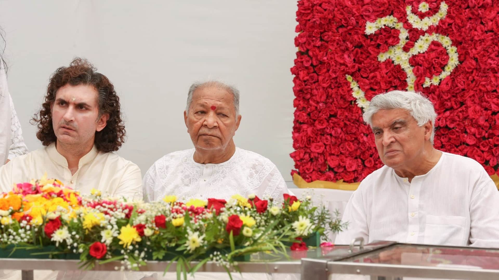 Pandit Shiv Kumar Sharma funeral with state honors in Mumbai Amitabh Bachchan Hariprasad Chaurasia and others gave tribute