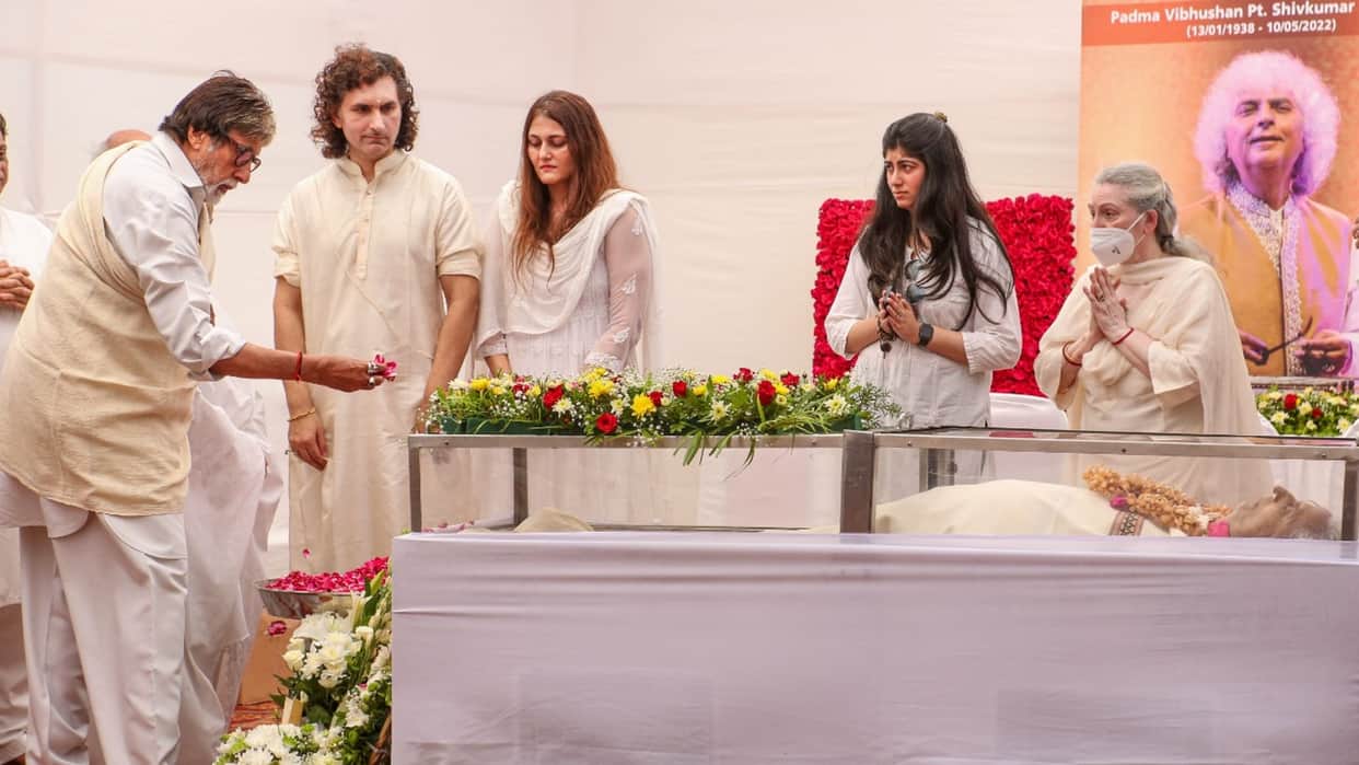 Pandit Shiv Kumar Sharma funeral with state honors in Mumbai Amitabh Bachchan Hariprasad Chaurasia and others gave tribute