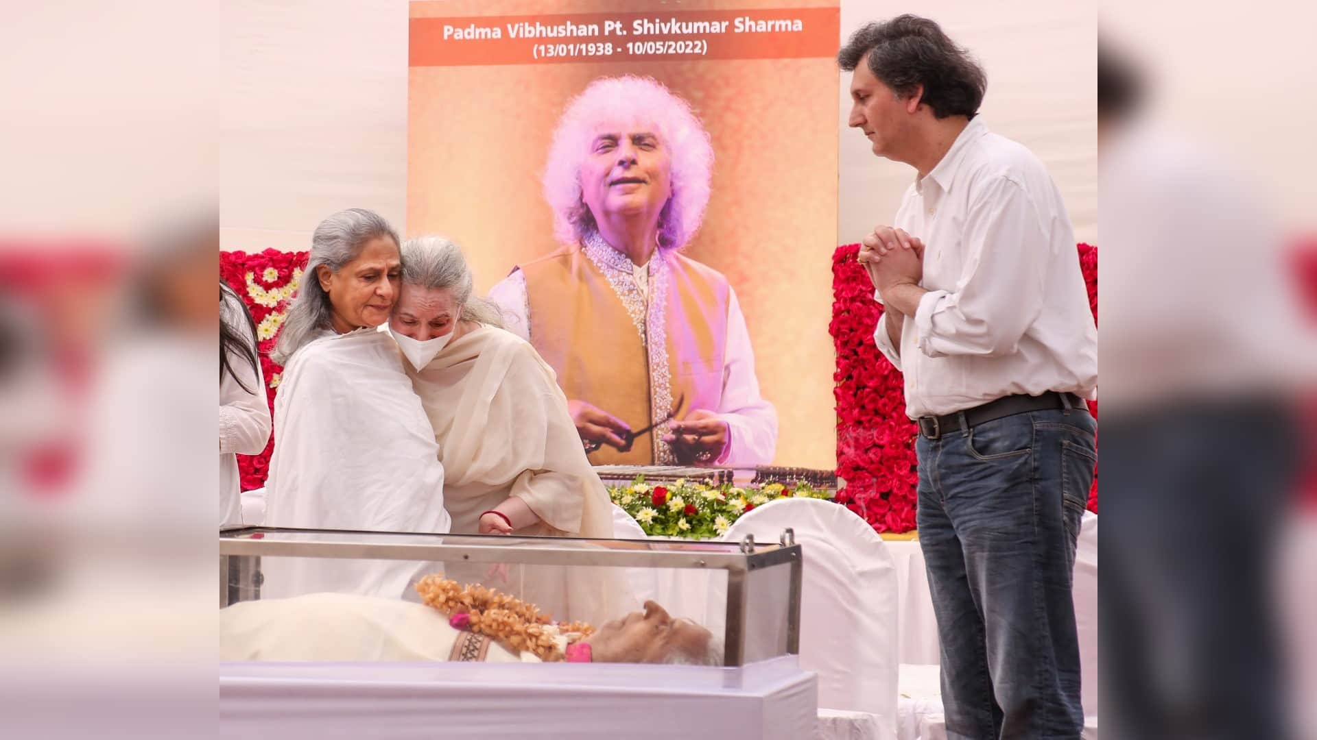 Pandit Shiv Kumar Sharma funeral with state honors in Mumbai Amitabh Bachchan Hariprasad Chaurasia and others gave tribute