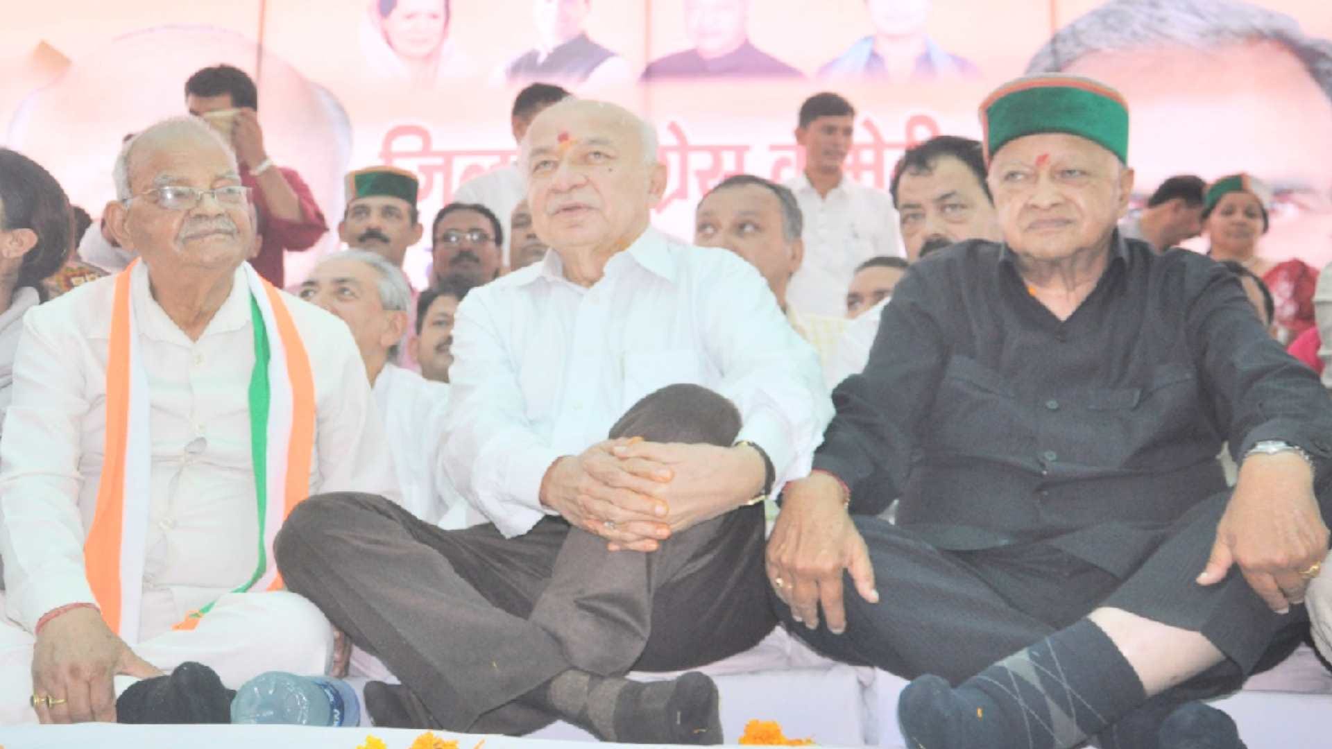 pandit Sukhram was the minister who delivered the landline from door to door and received the first call on mobile