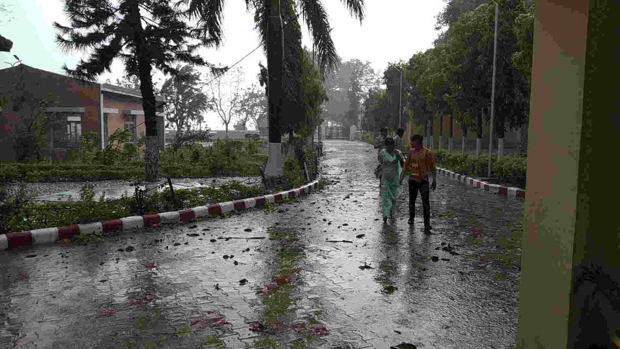Rain and hail fell in Hathini Kund Barrage and Tajewala