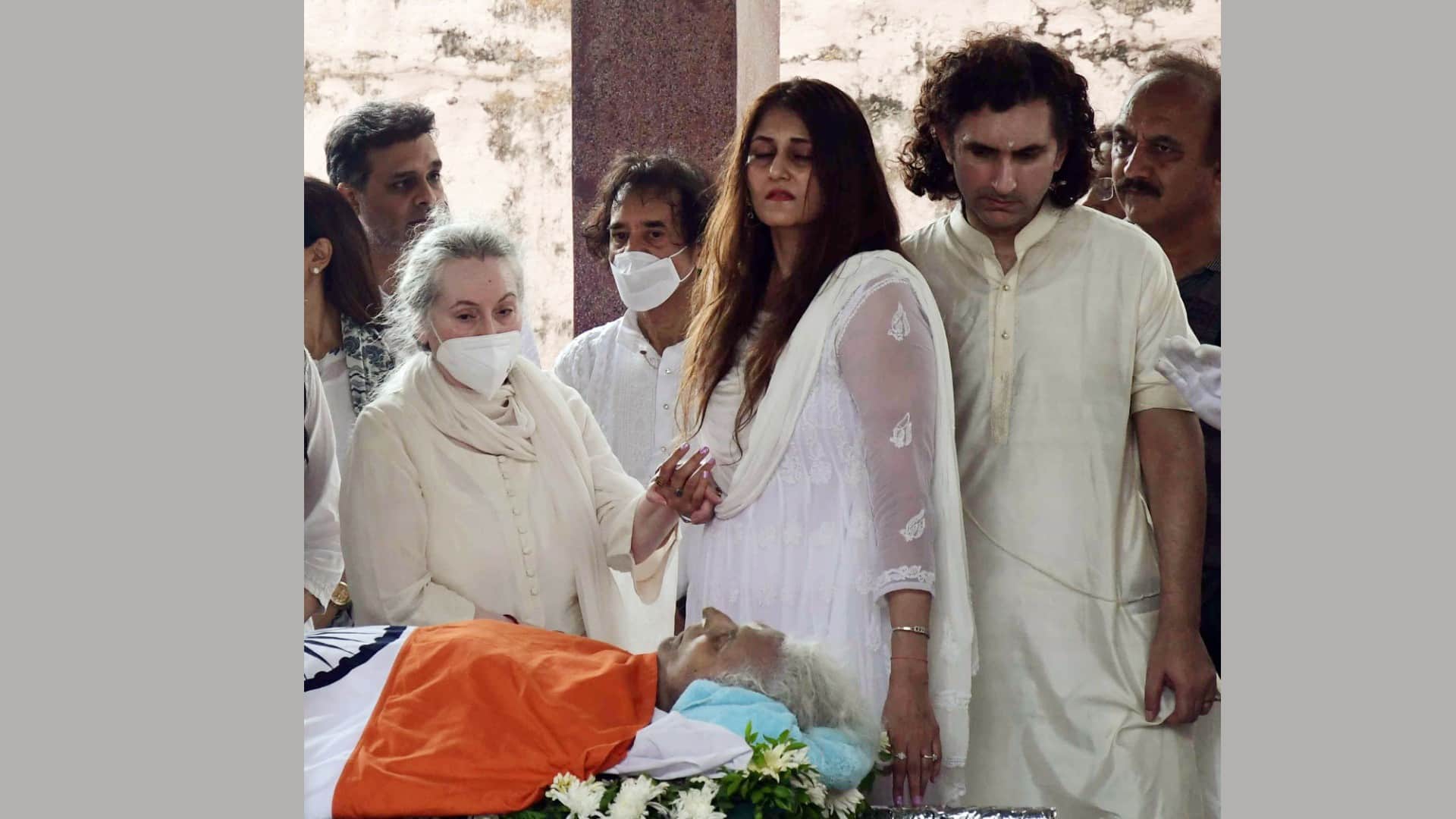 Pandit Shiv Kumar Sharma funeral with state honors in Mumbai Amitabh Bachchan Hariprasad Chaurasia and others gave tribute
