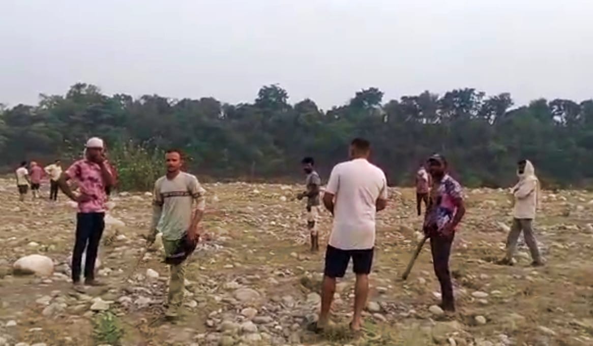 some people who doing illegale minning in rampur vailly ponta sahib try to attack on forest guard case file