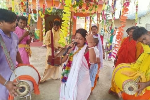 Devotees danced in sankirtana of the eternal name of God