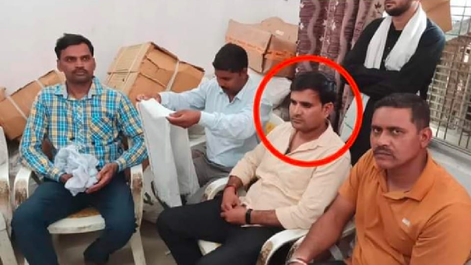 Shivpuri: Employment assistant arrested red handed taking bribe of one lakh, was taking money in front of Karira district office
