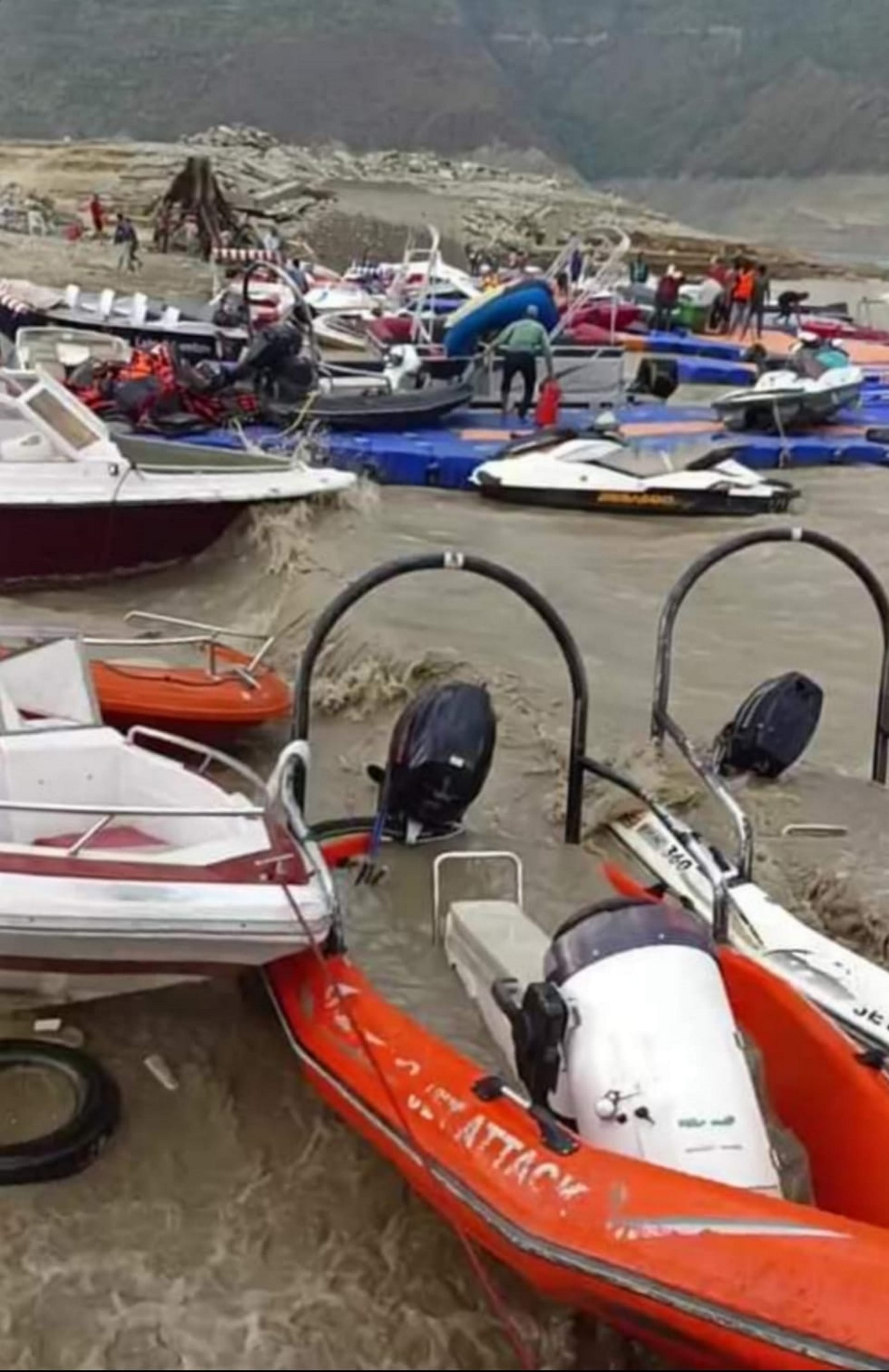 Weather Update, Four tourists trapped in waves of lake due to storm, boat driver saved tourists lives, See Photos