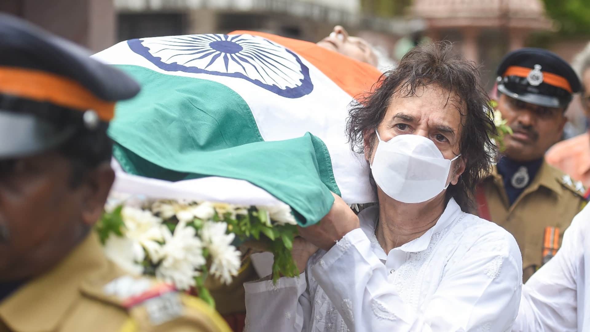 Pandit Shiv Kumar Sharma funeral with state honors in Mumbai Amitabh Bachchan Hariprasad Chaurasia and others gave tribute