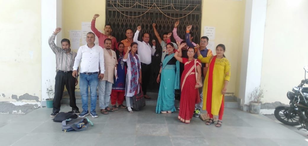 Pradhan Protest Over Manrega Issue