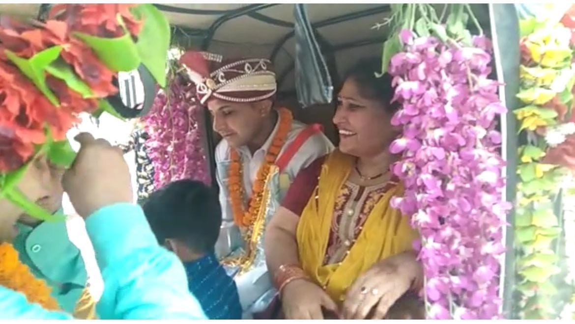 Blind Sandeep brought life partner in e-rickshaw