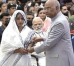 बागपत :::::::::  लुहारी गांव निवासी पिंकू दांगी की पत्नी कविता को सम्मानित करते राष्ट्रपति रामनाथ कोव?