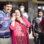 आतंकी हमले में मारे गए राहुल भट के परिजन बिलखते हुए