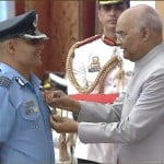 राष्ट्रपति रामनाथ कोविंद ग्रुप कैप्टन परमिंदर आंतिल को शौर्य चक्र से सम्मानित करते हुए। ग्रुप कैप्टन परमिंदर आंतिल पिता रणधीर सिंह आंतिल व भाई रविंद्र आंतिल के साथ।