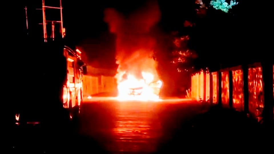 Satna: A sudden fire broke out in a moving car, narrowly left the car rider
