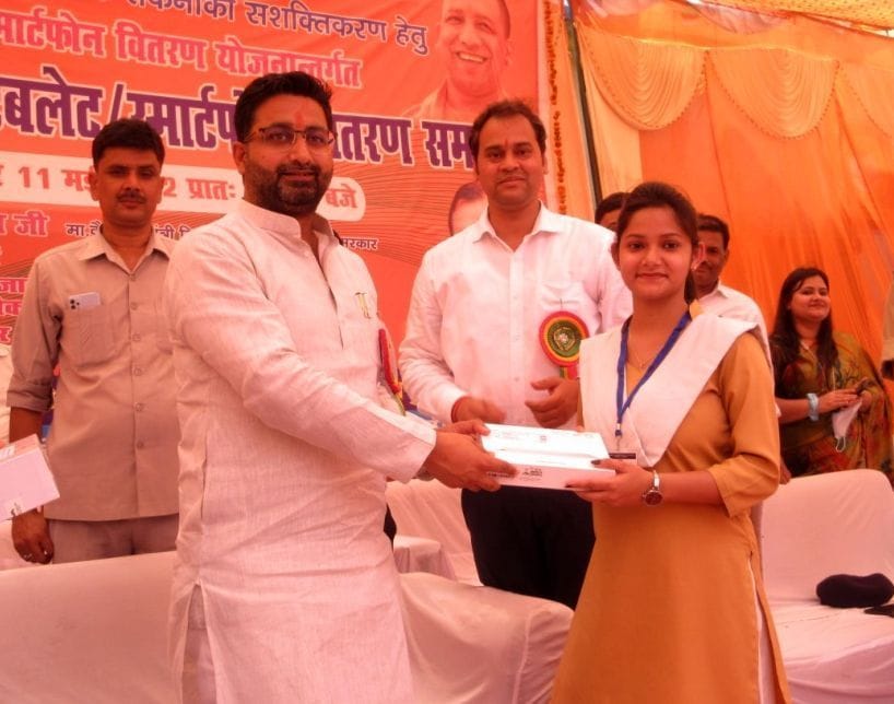 Tablets and laptops given to 1697 students