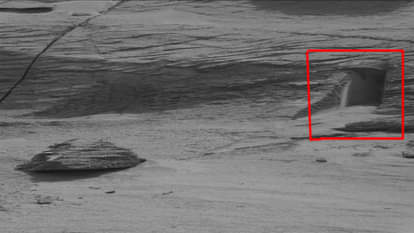 Aliens made a door on Mars with laser will attack Earth in the next five years, claims famous prophet Yuri Geller