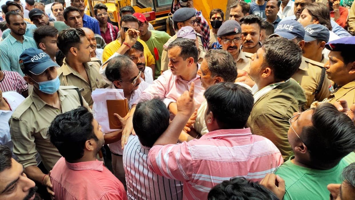 Struggle on encroachment, scuffle between police and traders