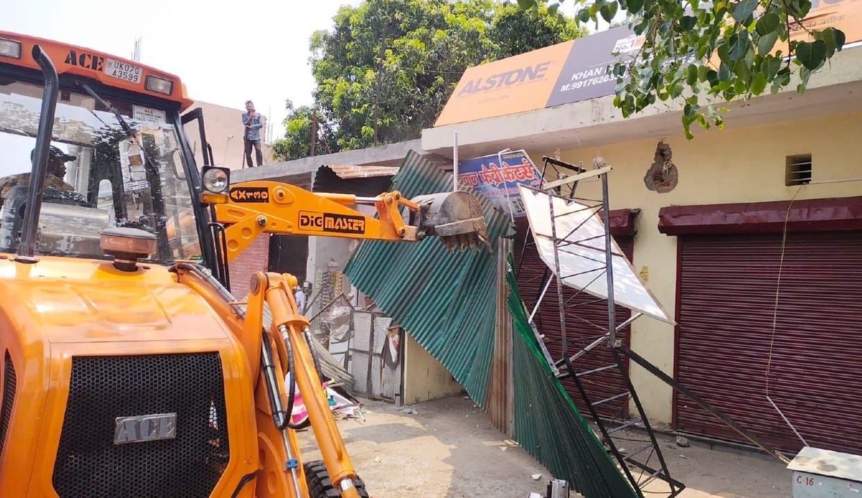 JCB roared on encroachment from Devpura to Jwalapur
