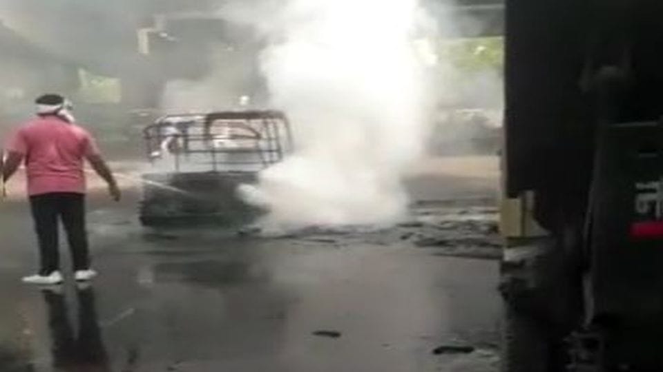 auto caught fire on the road in agra