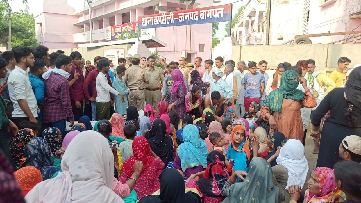 The person killed himself by swallowing poisonous substance, blocked the dead body outside the police station