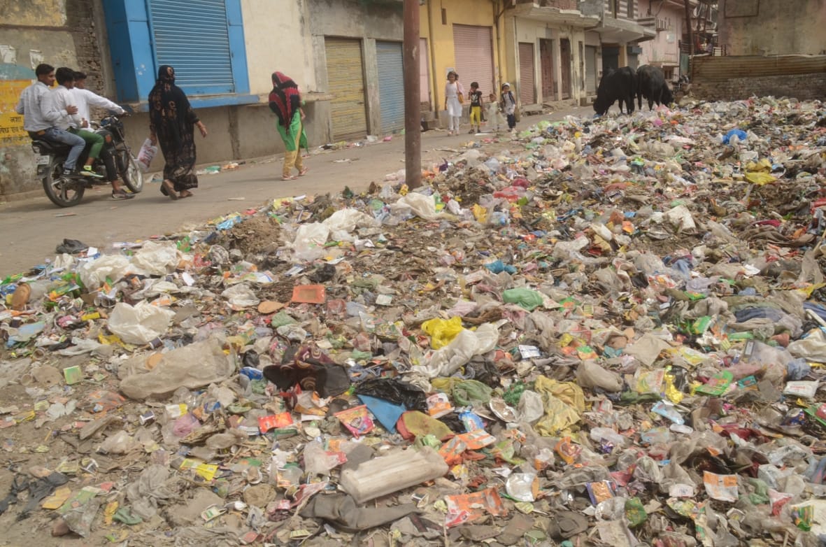 Garbage piled up in the main street of Mughalpura, foul smell made life difficult for people