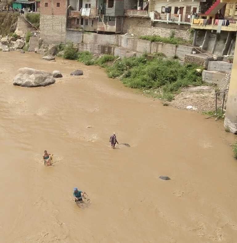 Saryu Overflown Four Labour Stuck
