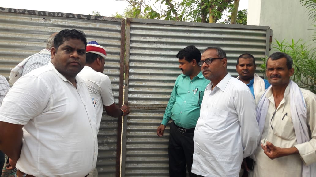 Tehsildar, who arrived to seize the rice mill, got 549 sacks of illegal grains