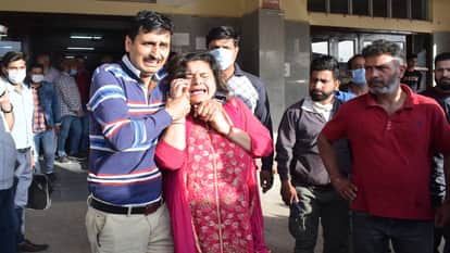 आतंकी हमले में मारे गए राहुल भट के परिजन बिलखते हुए
