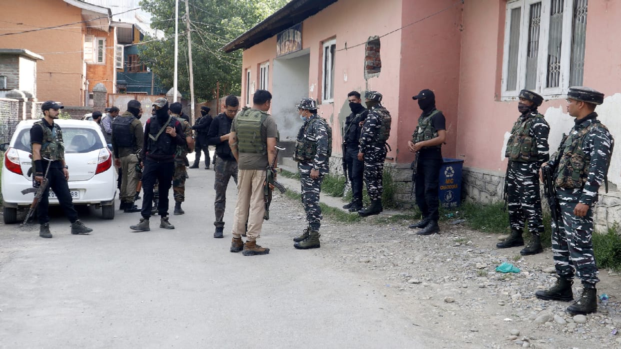 Jammu Kashmir many leaders security arrangement revoked including MP MLA Farooq Abdullah relative news in hind