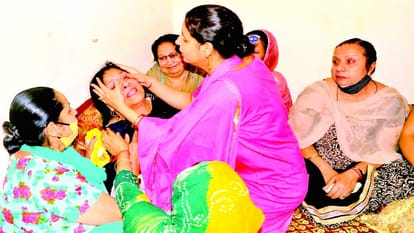 militants shot at a kashmiri pandit employee in tehsildar office in budgam district