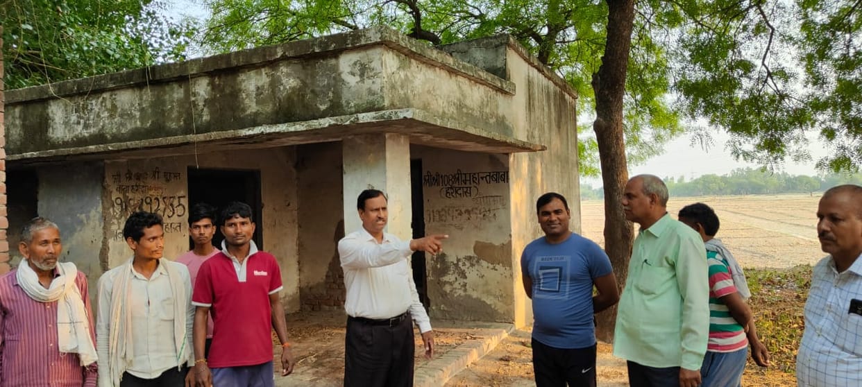 hardoi news,Panchayat building found broken, notice to secretary