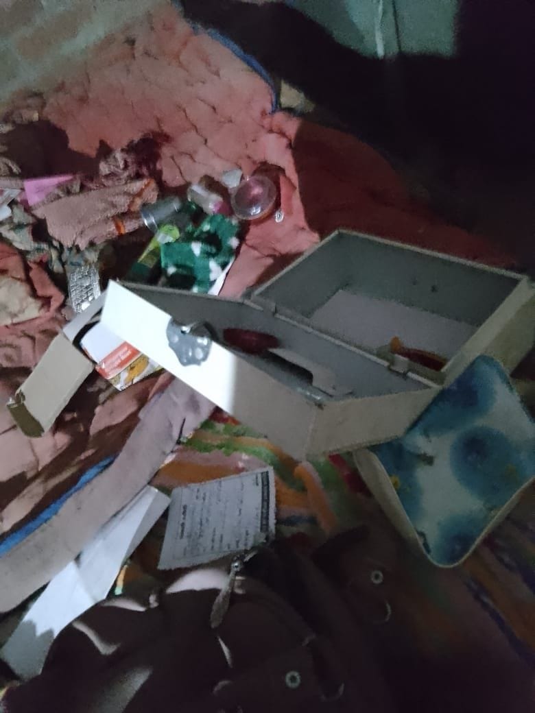 Thieves stole jewelery and cash worth seven lakhs from abandoned houses