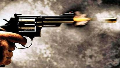 Aligarh News: किशोर को गोली मार कर फरार हुए बाइक सवार, घायल मेडिकल कॉलेज को रेफर Bike riders ran away after shooting a teenager