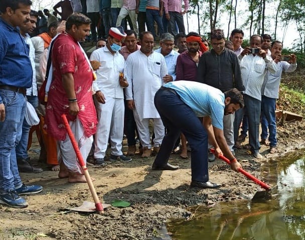 Pilibhit Efforts started to shed continuous stream of Gomti, DM launched shovel