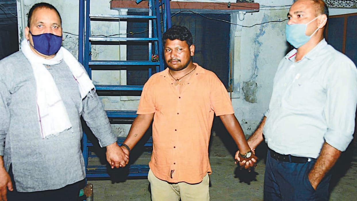 Vigilance caught contract lineman taking bribe of Rs 8000