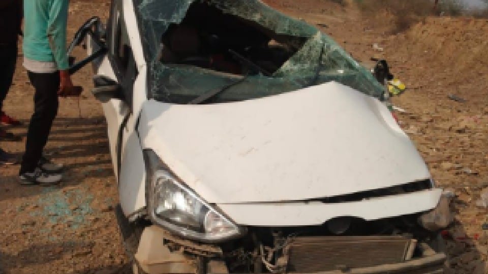 Gwalior: Truck hit the car, the car overturned and fell on the other side of the road, three killed, two seriously injured