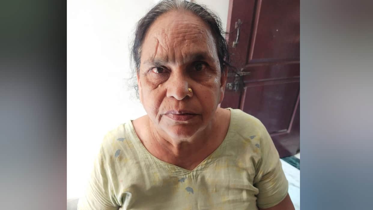 Ghaziabad bike borne assailant looted golden earrings from old lady in indirapuram