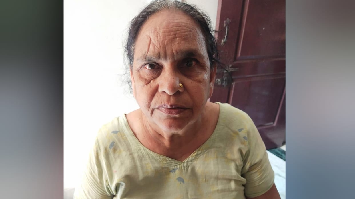 Ghaziabad bike borne assailant looted golden earrings from old lady in indirapuram