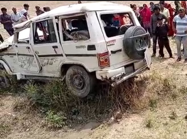 hardoi news,Bolero overturns due to tire burst, death of Barati
