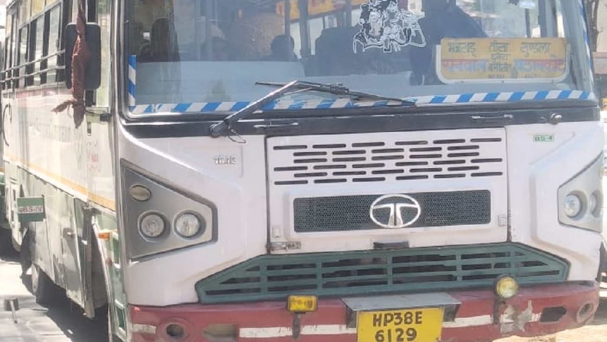 HRTC bus breakdown  in Chilli chamba, passengers had to walk 200 meters on foot