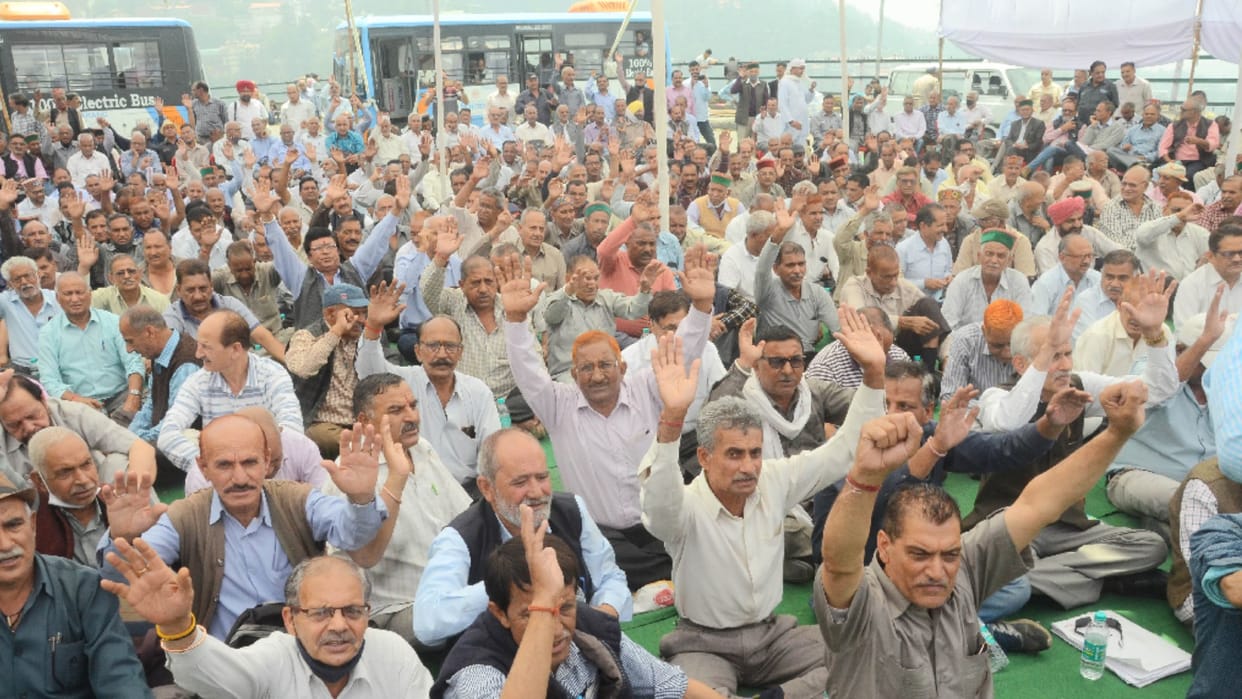 Pensioners roar at HRTC headquarters: If the demands are not met, they will gherao the secretariat on June 8