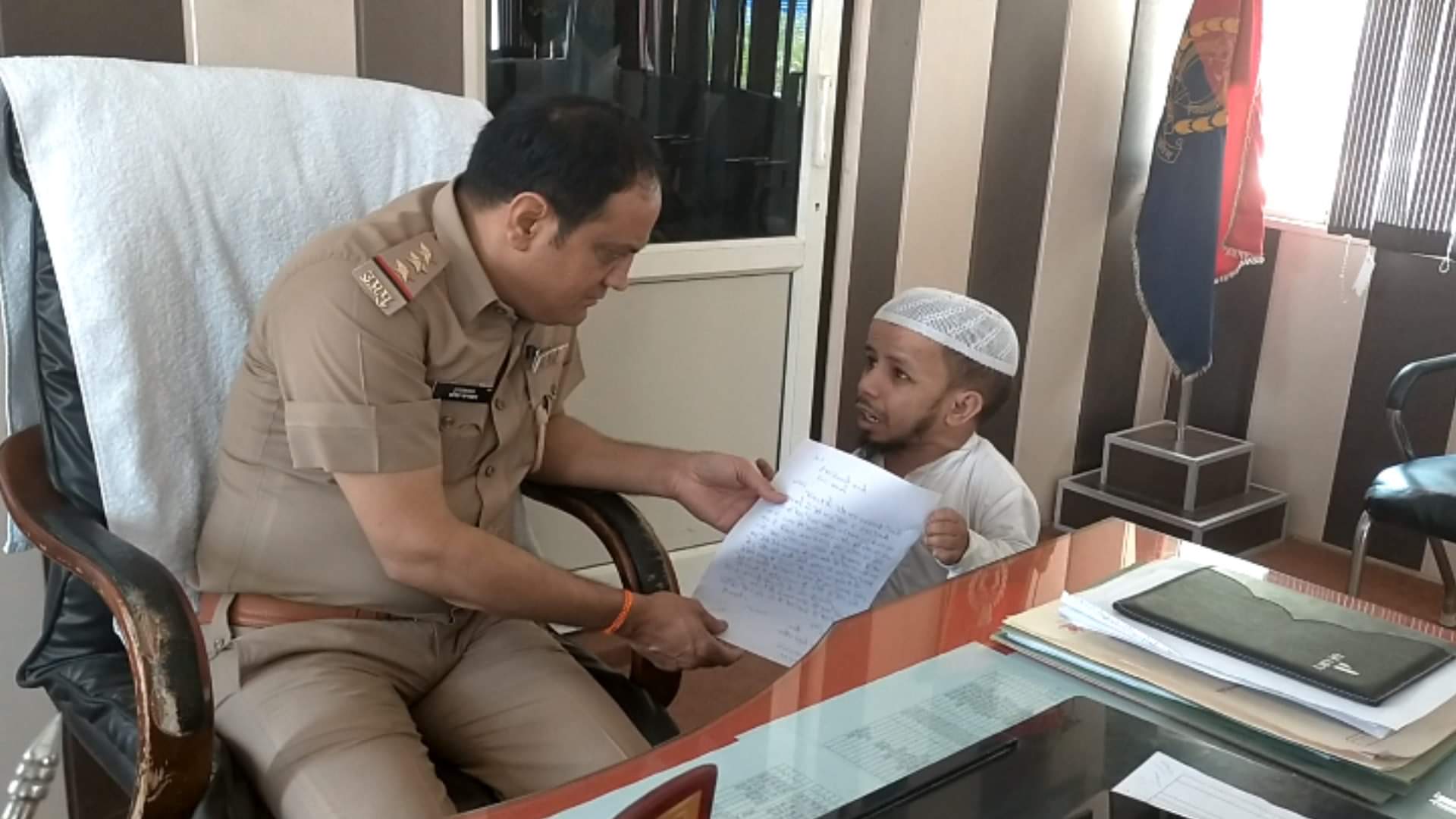 इंस्पेक्टर कैराना अनिल कपरवान के पास पहुंचा अजीम